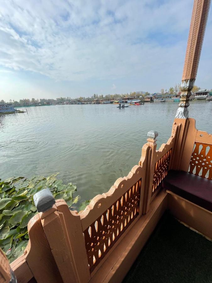 Floating Young Gulshan Houseboat Сринагар Экстерьер фото